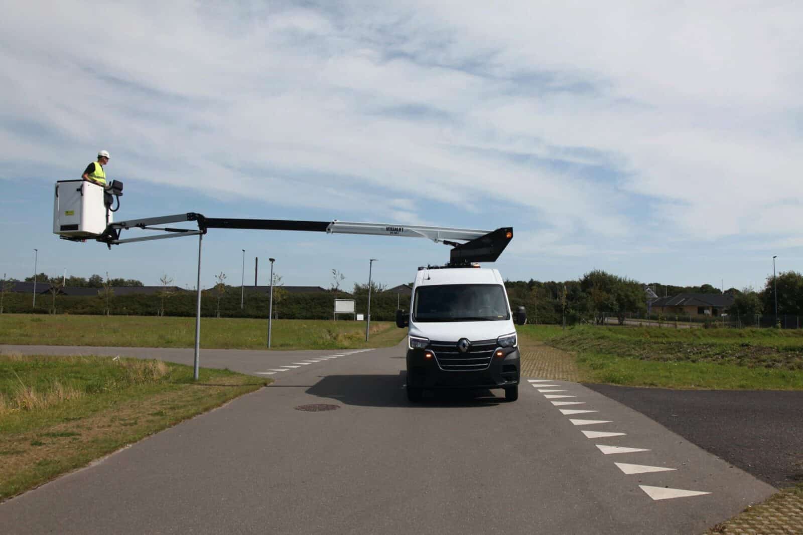 Van-mounted lift - Image 2