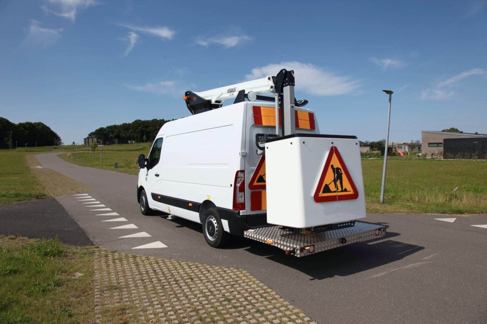 Van-mounted lift - Image 3